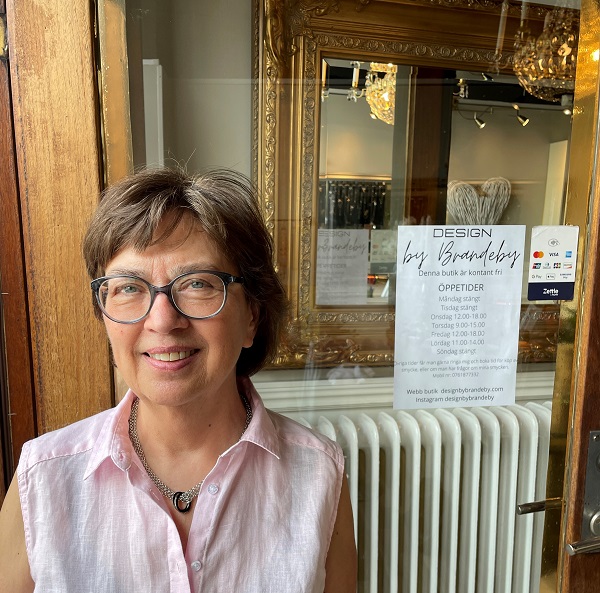 Rådgivare Ann-Sofie Frey på besök i butiken i Ängelholm och med ett av Susannes smycken runt halsen.